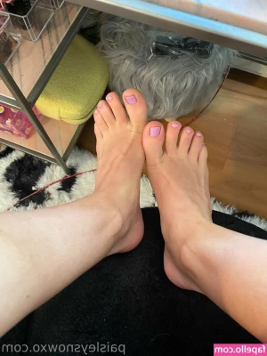 paisleysnowxo - Passenger princess at your service   Imagine me sucking you off while