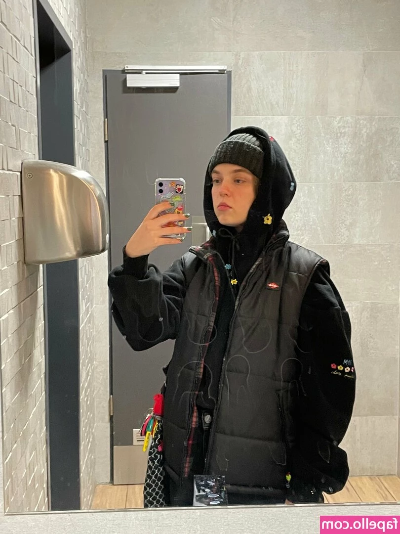 floral_karry [ floral-karry ] - I have some nice video after work out for you guys 💪🏻🌈😈