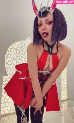 Alcololi - Slutty cheerleader wants to show you what’s under her uniform