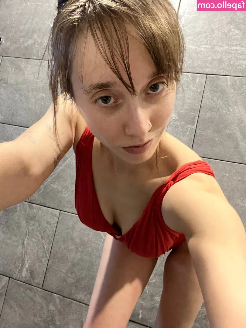 Green_Eyed_Nymph [ green-eyed-nymph ] - Getting fucked HARD by my old soccer coach🤭 he put it in my tight