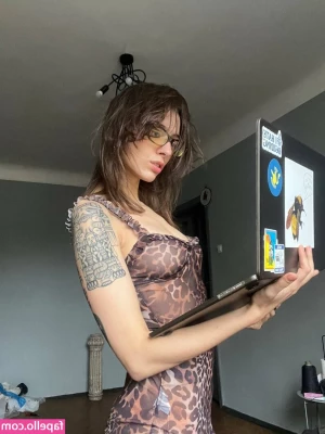 janet.smith [ janet-smith ] - Just sent the puffy pussy pics out and I feel so shy I WANNA HIDE