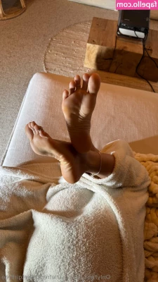 mariefrenchfeetgirlfree - Some giggle action.