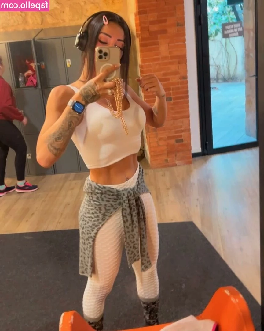Yasmin Pires [ yasmin-pires ] - Happy Tuesday