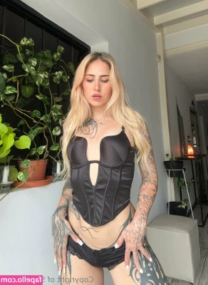 sadiekiddo420 - Would you smell my smelly feet through my holy stockings