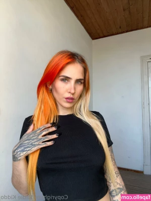sadiekiddo420 - I love putting my moisturiser on my legs and feet so that I m all