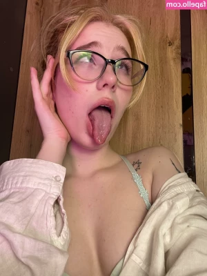 katty_bruna [ katty-bruna ] - 2 and a half minute video where I sit in my chair and play with my