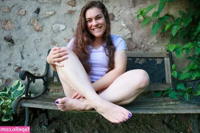 barefoot_mel [ barefoot-mel ] - question for you guys  would you be down for me going live  i know it