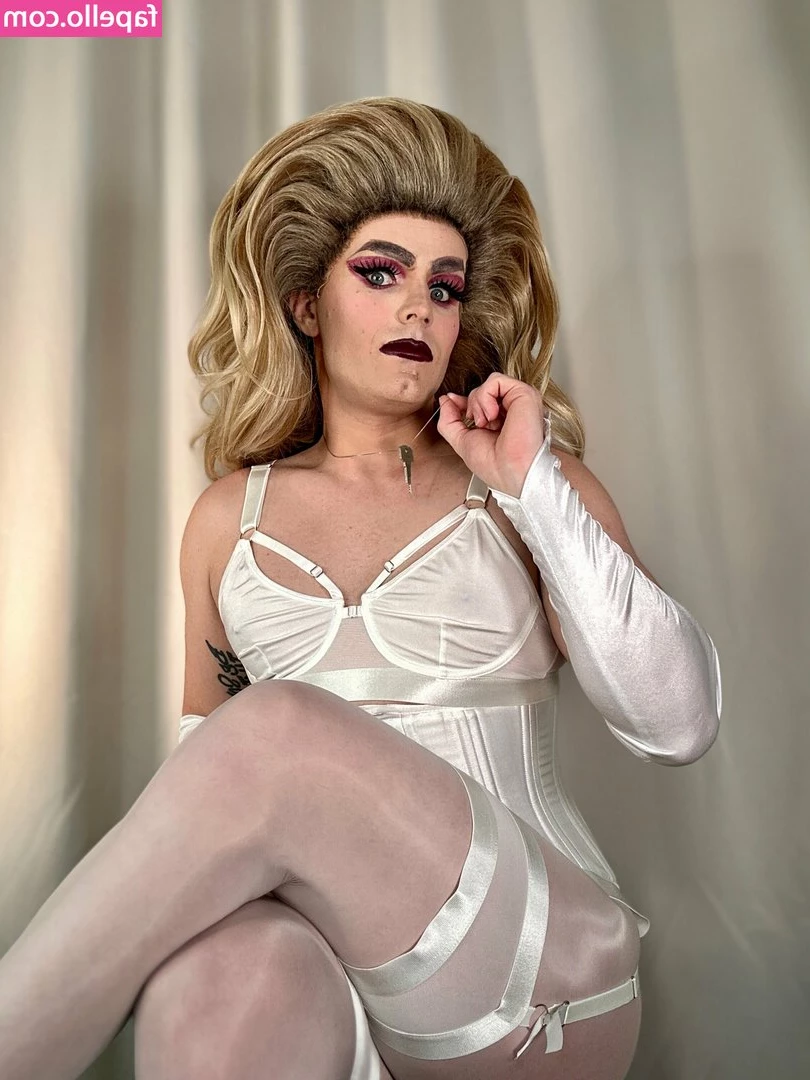 transfemdomqueen - I'm ready to spend the whole weekend in bed with you🥰💕 We won't