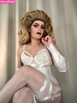 transfemdomqueen - I'm ready to spend the whole weekend in bed with you🥰💕 We won't