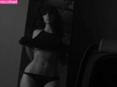 Heyitssarah [ heyitssarah-1 ] - Coffee  shower  or me which would you rather get you up in the morning