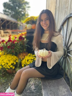 indica_babeee [ indica-babeee ] - I look like this, and I still get treated like shit 🤷‍♀️