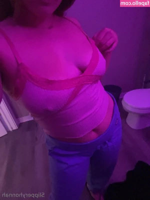 kinkyhonnah - Hangin  out in my room  alone  Care to keep me company