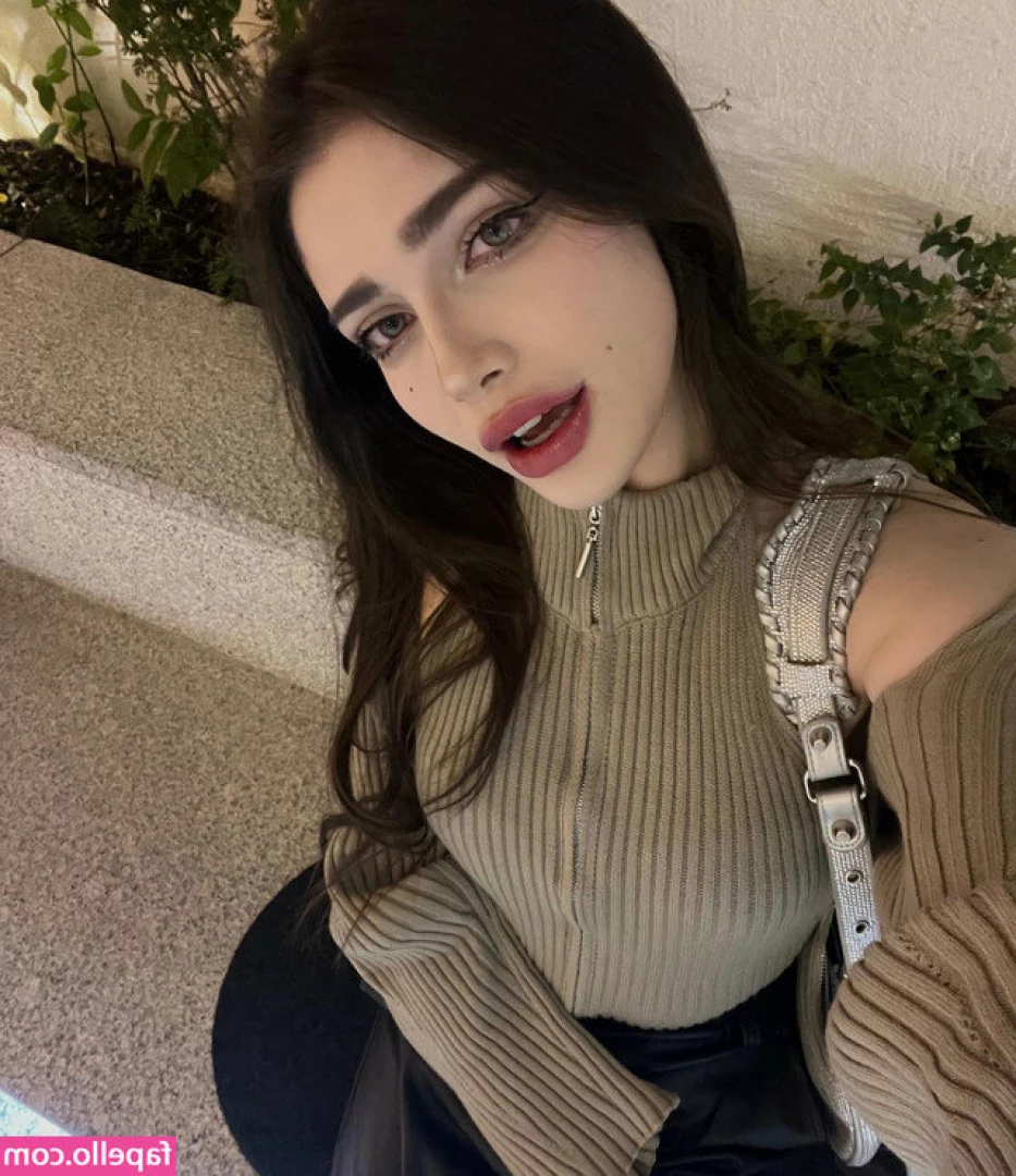 Mahiye Selin [ mahiye-selin ] - Pull your cock out so I can suck it