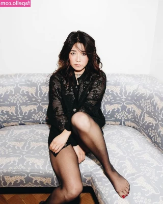 Maya Erskine [ maya-erskine ] - Can you guess what is happening in this photo  No  Only big tips will