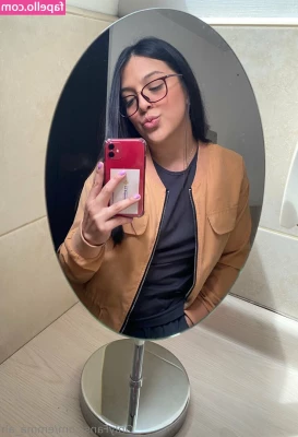 emma_ah [ emma-ah ] - Si la tipa ta buena yo le tiro su carnetion