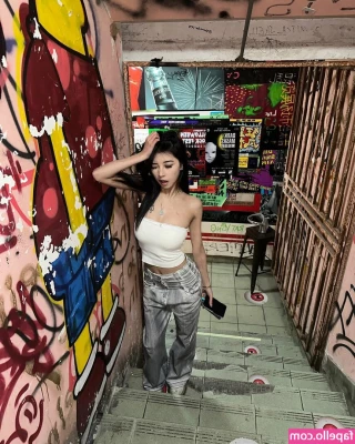 caroline_slt8 [ caroline-slt8 ] - lol distracting my friend when he s on the phone