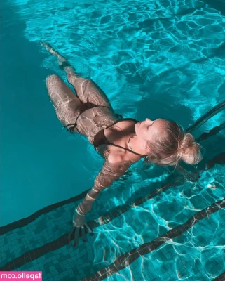 Cerise Taylor [ cerise-taylor ] - Oh and here's me pulling a titty out of it