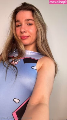 ellie_hunny [ ellie-hunny ] - cum on my boobs, i am kinky
