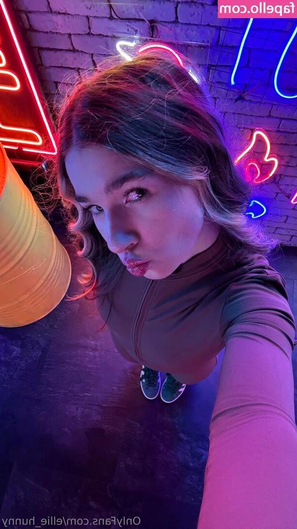 ellie_hunny [ ellie-hunny ] - I think you should open your dms forSome 🔥 content.
