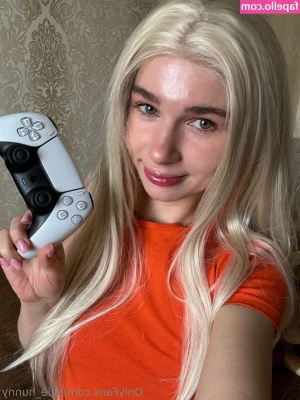 ellie_hunny [ ellie-hunny ] - Mommy shaves her hairy pussy
