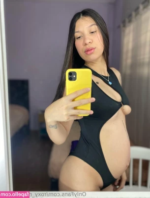 roxy_mommyhot [ roxy-mommyhot ] - Sunday ThrowBack In the Studio Putting I m Work