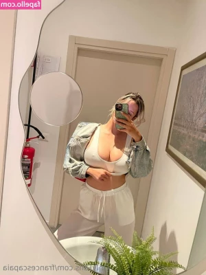 francescapaia [ francescapaia-1 ] - Thick thighs save lives