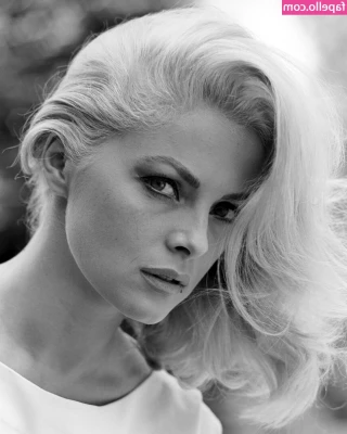 Vintage Sexy Celebs [ vintage-sexy-celebs ] - Got a carrot for me? 😏🥕🥕