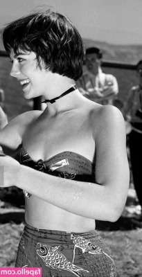 Vintage Sexy Celebs [ vintage-sexy-celebs ] - Fishnets and heels 🦶🏽💋🦶🏽👀 feet!!