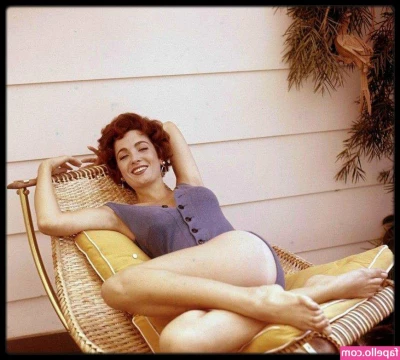 Vintage Sexy Celebs [ vintage-sexy-celebs ] - My ass looks so good in these pants