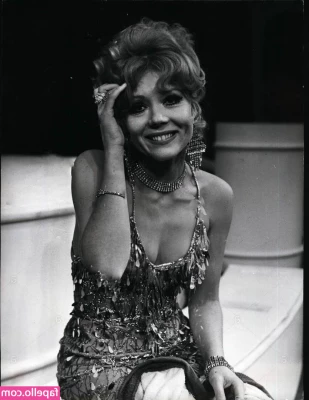 Vintage Sexy Celebs [ vintage-sexy-celebs ] - Front   Back