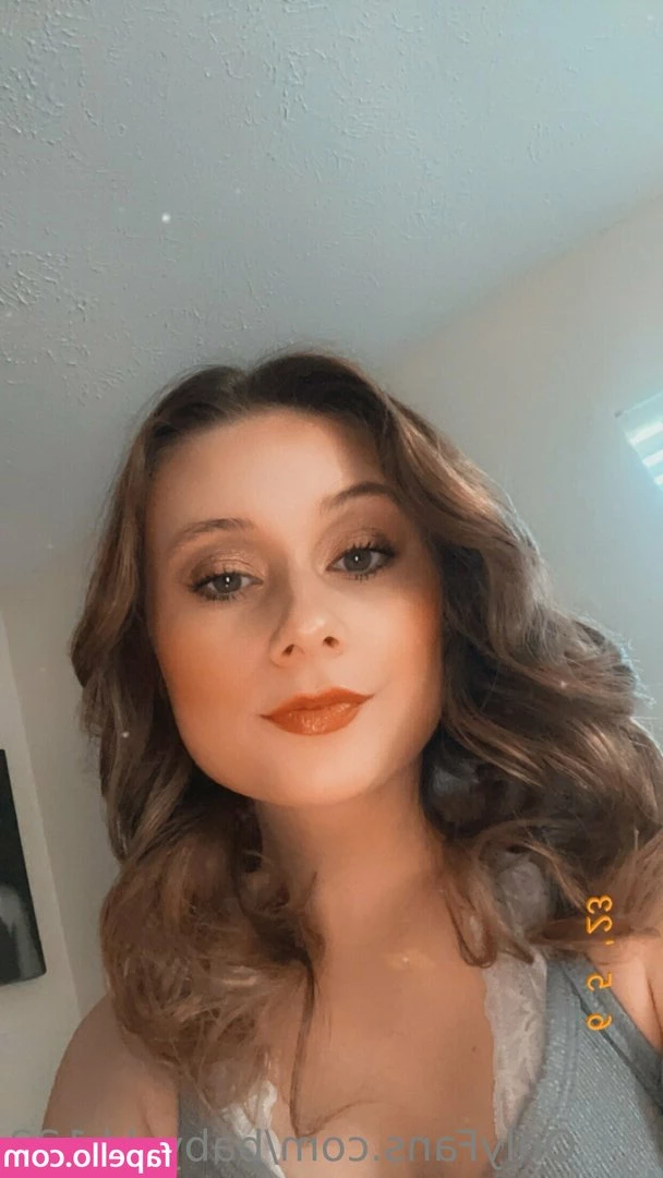 itz_kk22 [ itz-kk22 ] - Headed out to the pool today… should I go out topless?