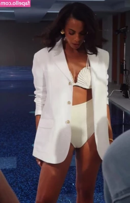 Rochelle Humes [ rochelle-humes ] - Late night body check  Still need a photographer  Feeling fat af     