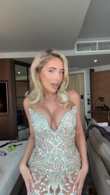 Saffron Barker [ saffron-barker-1 ] - playing in public