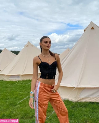 Freya Walton [ freya-walton ] - You ll never see my whole beautiful face   You re lucky I m willing