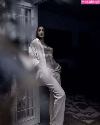 Jaqueline Carvalho [ jaqueline-carvalho ] - I thought you deserved to be extra spoiled this year because I KNOW