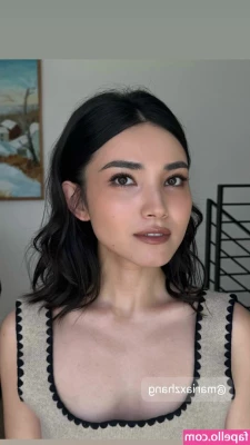 Maria Zhang [ maria-zhang ] - Halfnaakt in de zetel
