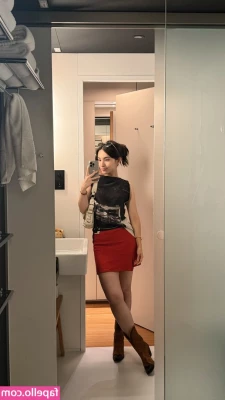 Maria Zhang [ maria-zhang ] - Look how pale and slender my feet look in this natural light