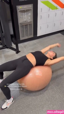 Daniella Monet [ daniella-monet ] - A yummy mummy with a yummy tummy