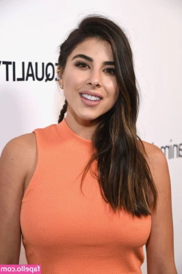 Daniella Monet [ daniella-monet ] - Aquí bajándome los calzones  mira que peluda está