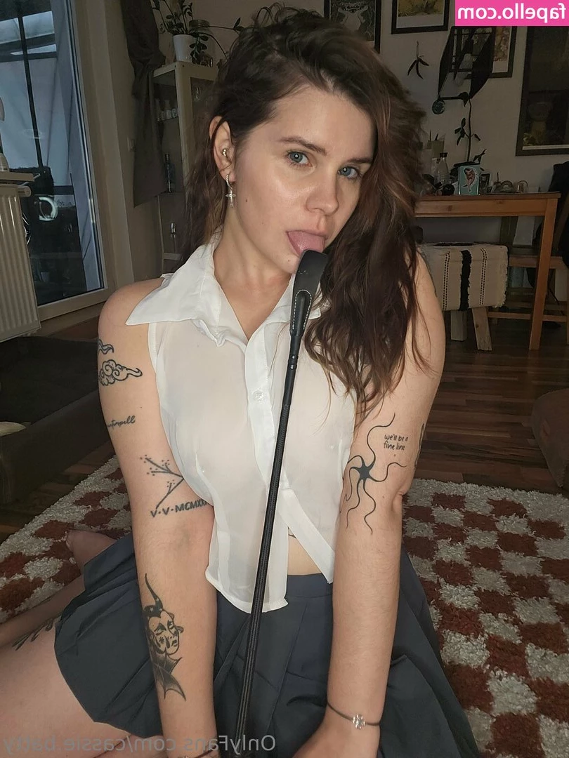 Cassie.Batty [ cassie-batty ] - Started my day with car trouble and now I m stuck at work wishing I