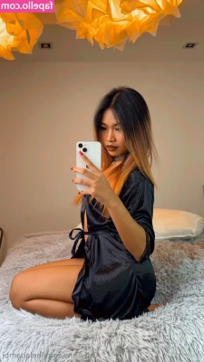 leelabambi - Sexy enough to convince you to check your messages? 🖤
