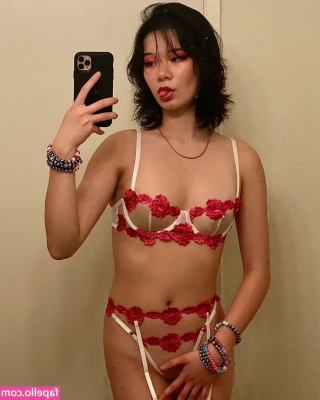 Katwiththeskates - I start oiling up my boobs when a sexy visitor comes to