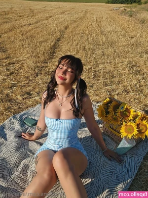 averymia - True crime in the background and some oral for ya filthy animals 🥴