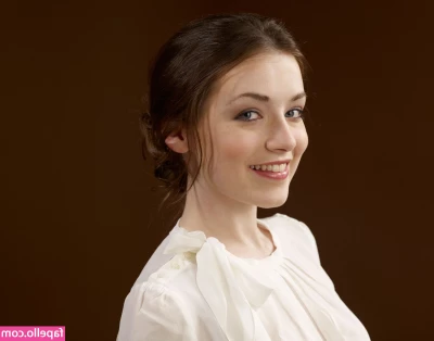 Sarah Bolger [ sarah-bolger ] - oh look, I get to touch and you don't, you'll just have to sit and