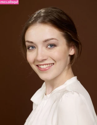 Sarah Bolger [ sarah-bolger ] - On the road for work today…how’s my style?