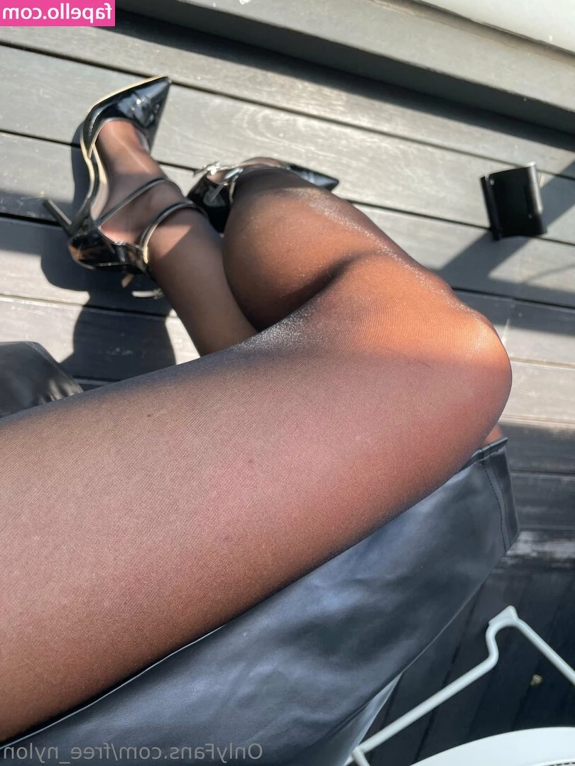free_nylon [ free-nylon ] - Feet off Juicy soles to fill you up your sole...