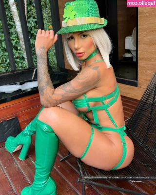 Diana Rivera [ diana-rivera ] - Just hanging out