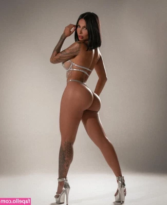 Diana Rivera [ diana-rivera ] - Flexing all my muscles   after my morning run  All sweaty