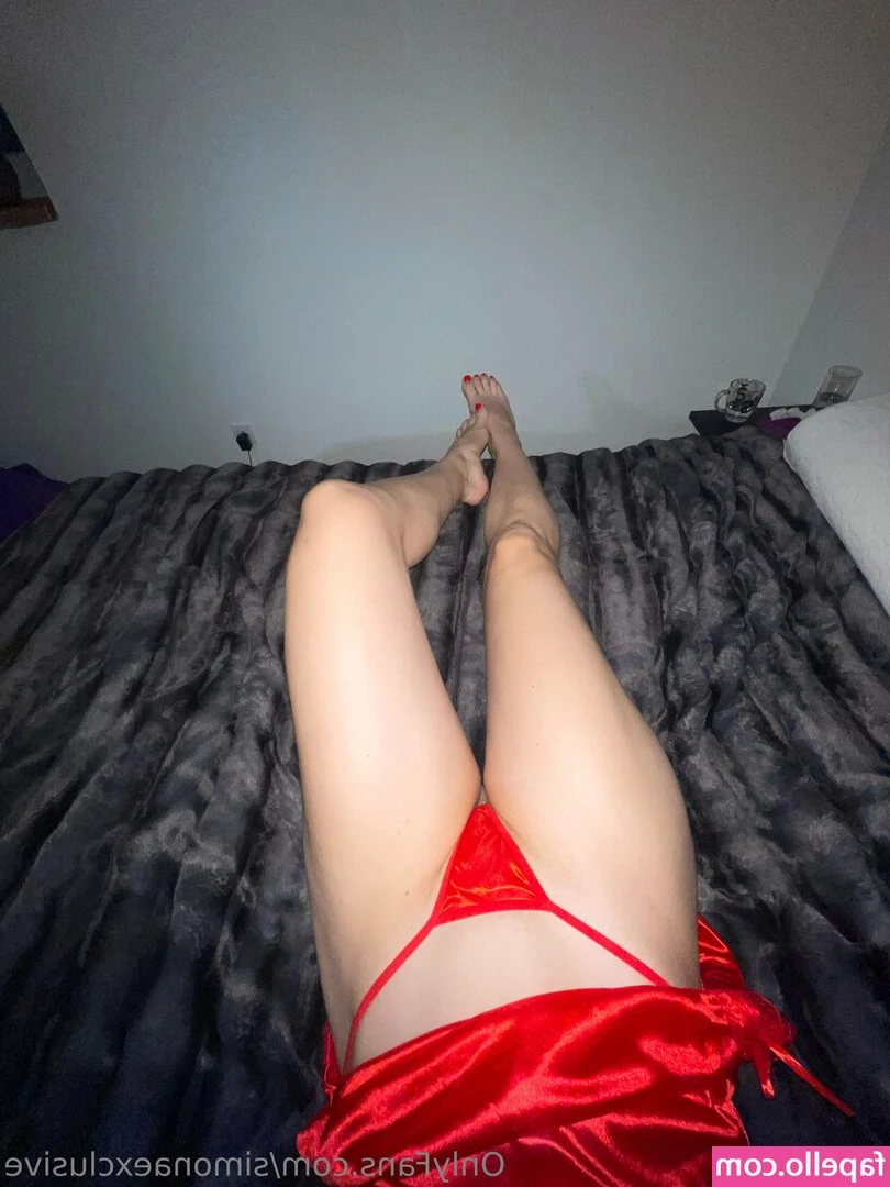 simonaexclusive - Batty plays with her glass dildo  The head is sooo big