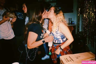Flyervee - Pics like this without a towel are considered full nudes each